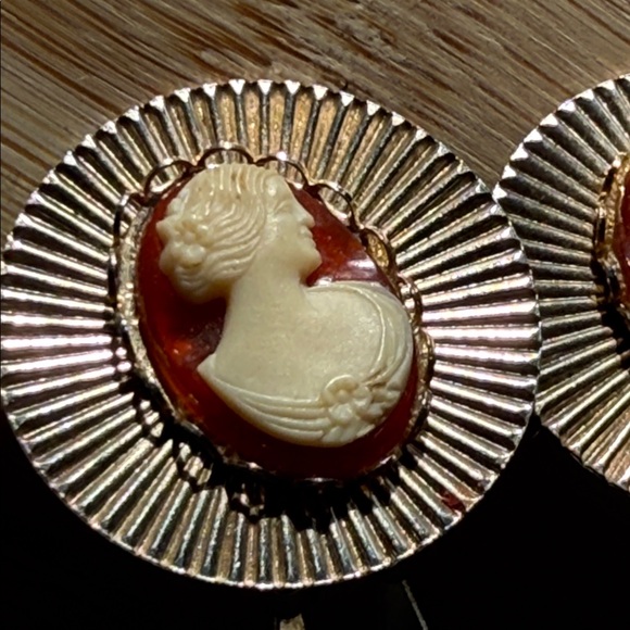 Vintage Cameo Clip-On Earrings - Picture 5 of 8